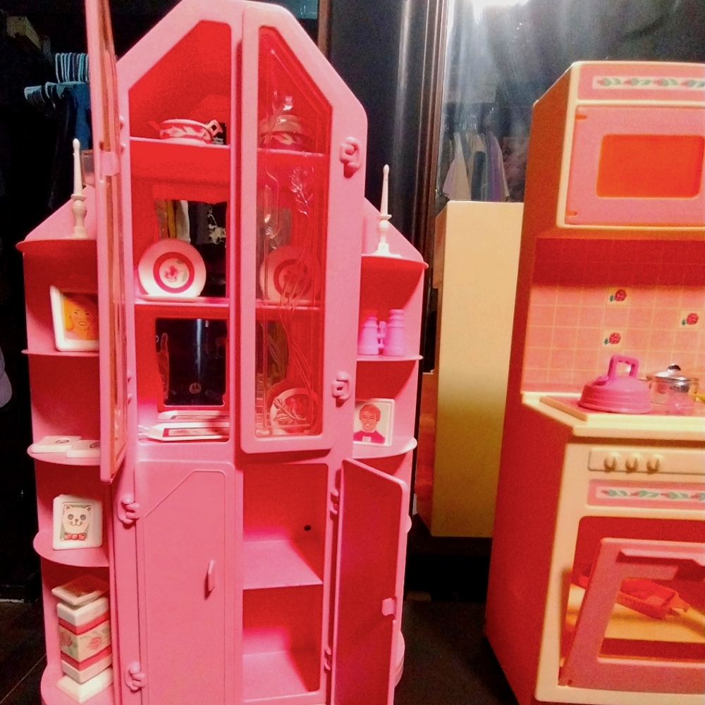 Vintage '87 Sweet Roses Barbie china cabinet & accessories